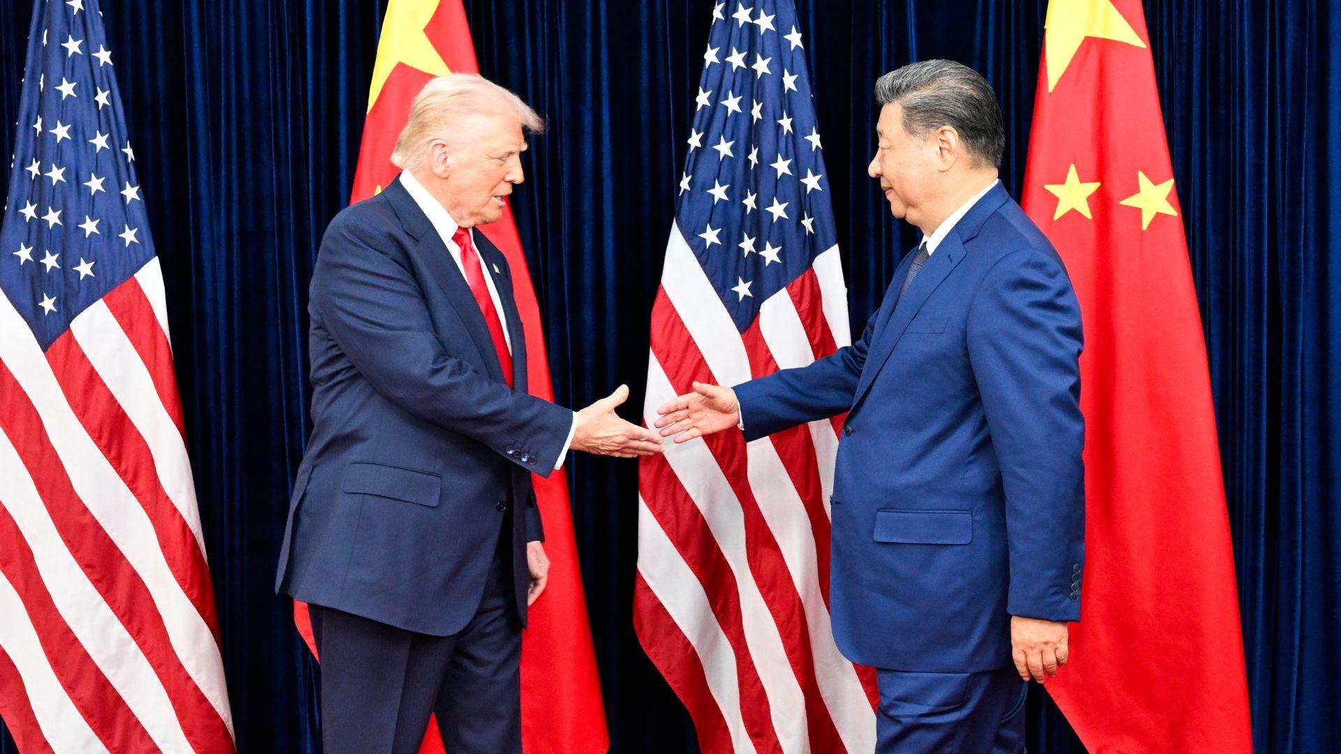Donald Trump y Xi Jinping se dan la mano durante un encuentro. EP