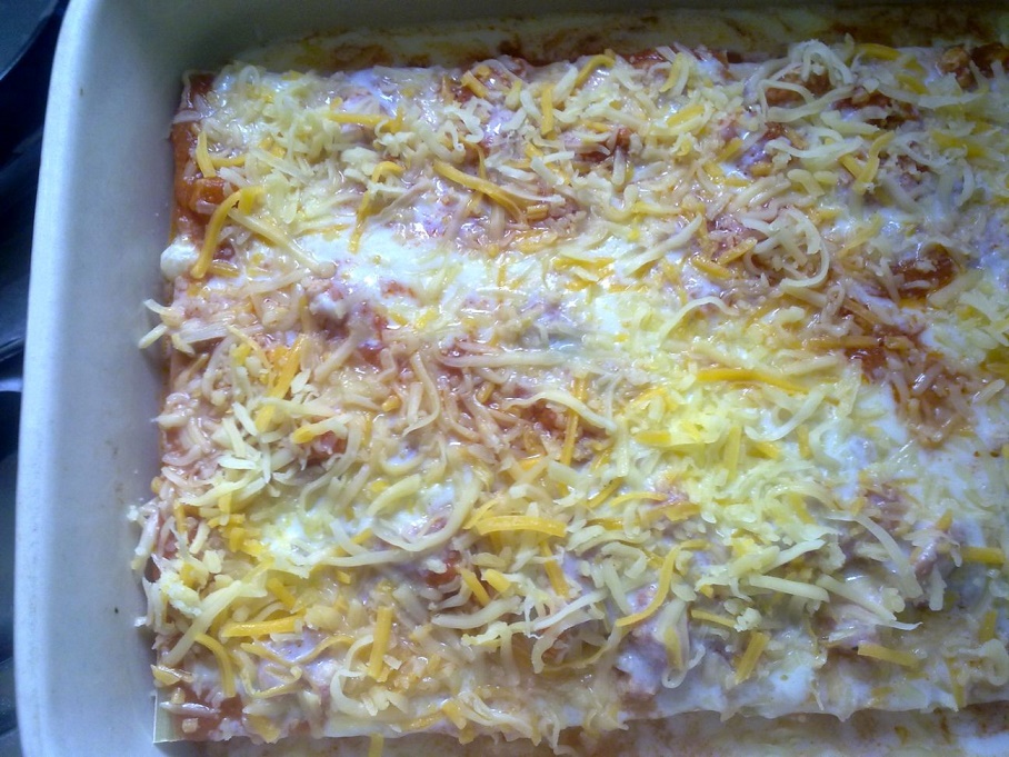La saña de atún y pisto y ensalada de endivias con queso y anchoas