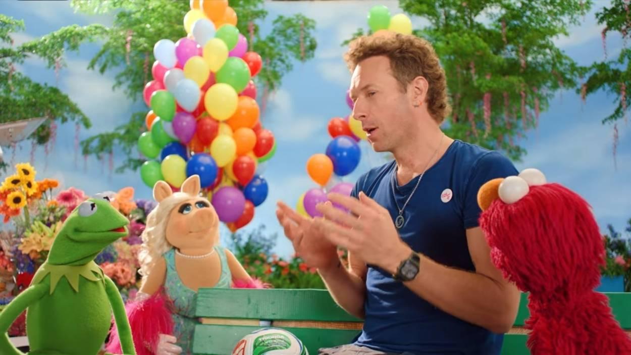 Chris Martin anuncia las actuaciones del medio tiempo del Mundial. YouTube.
