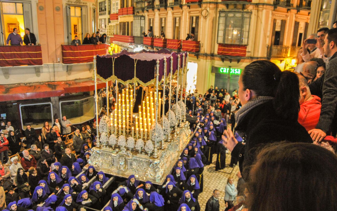 Vista desde un balcón de una de las procesiones de la Semana Santa de Málaga