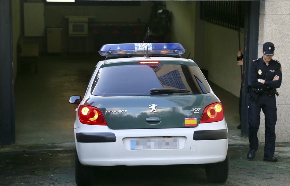 Traslado de un sospechoso a los juzgados en un vehículo de la Guardia Civil. 