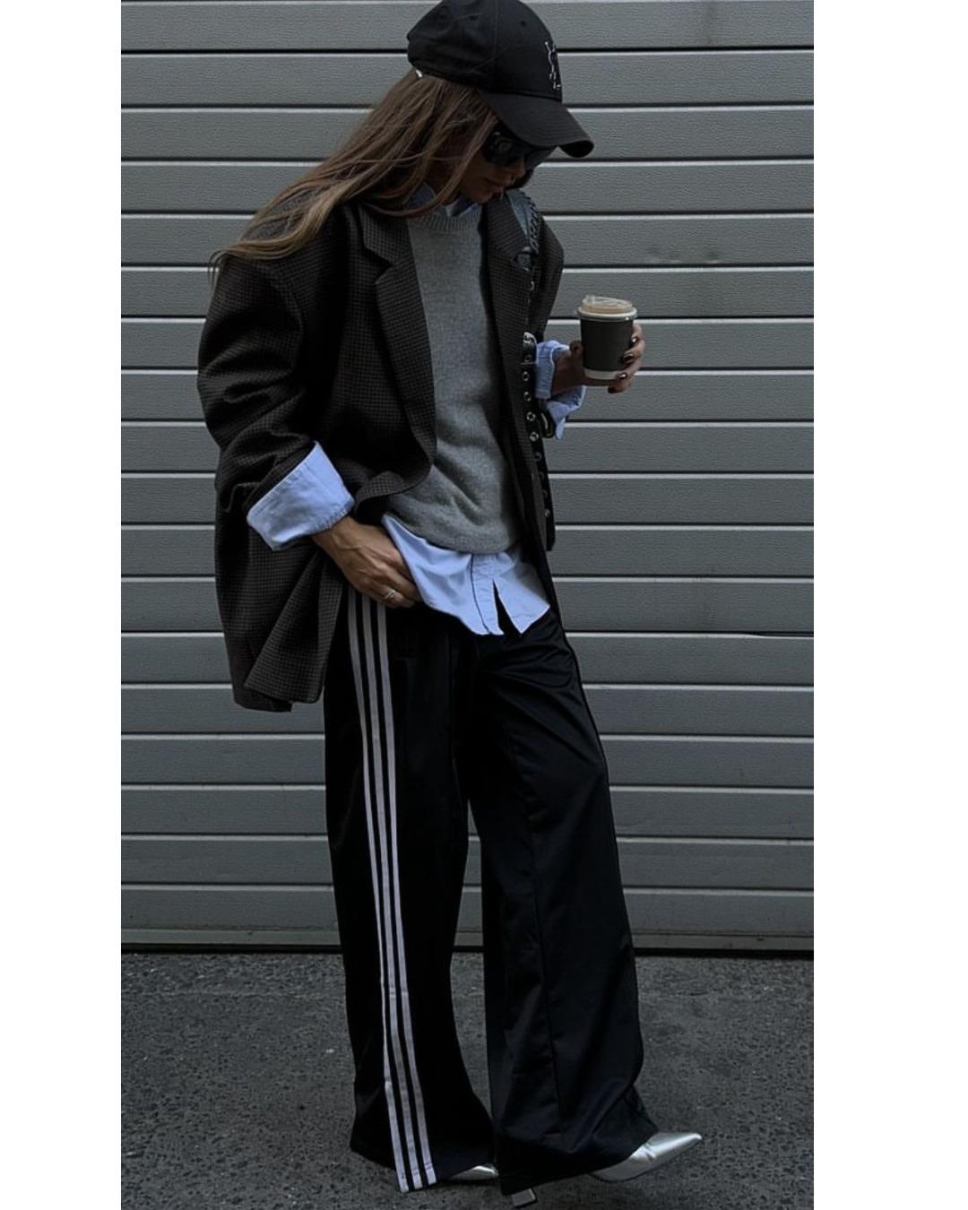 Chándal con camisa, jersey, Blazer y zapatos metalizados con tacón. Chándal con camisa, jersey, Blazer y zapatos metalizados con tacón.