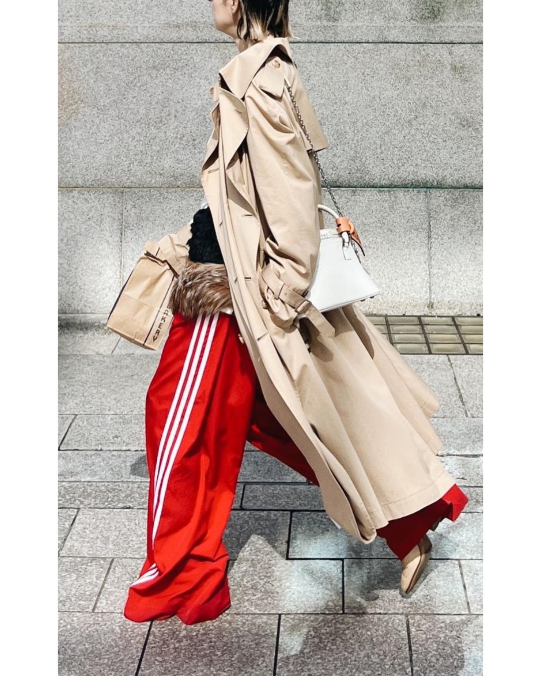 Chándal con camiseta, jersey de pelo, trench y botas de piel. Chándal con camiseta, jersey de pelo, trench y botas de piel.