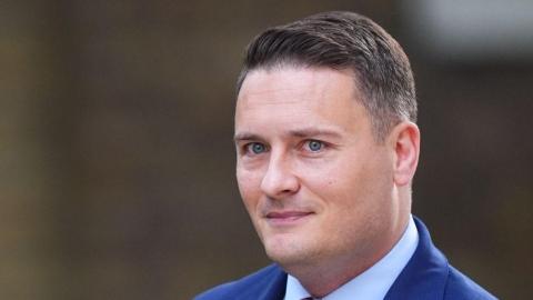 El ministro de Sanidad británico dimite y comienza su desafío para sustituir a Keir Starmer al frente del Partido Laborista