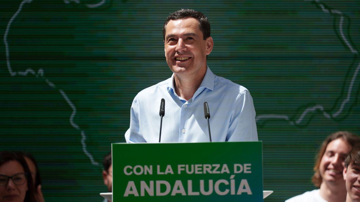 El presidente del PP andaluz y candidato a la reelección, Juanma Moreno, interviene en un acto de campaña organizado en Cádiz. EP.