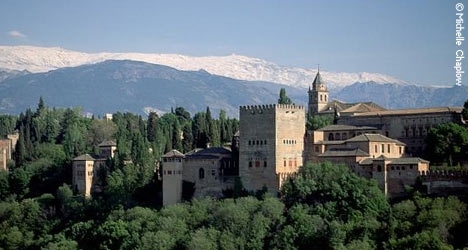 La Alhambra de Granada, con Sierra Nevada al fondo.