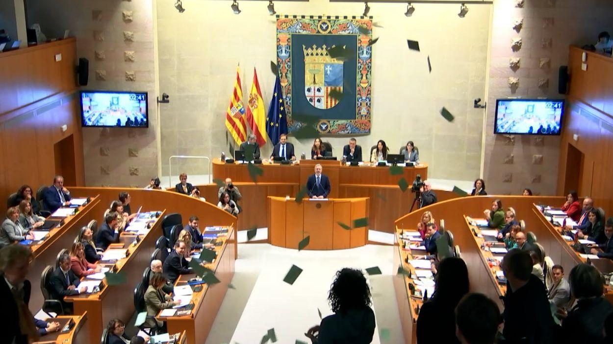 Suelta de panfletos en el pleno de las Cortes de Aragón en contra de la concertación del Bachillerato. EP.