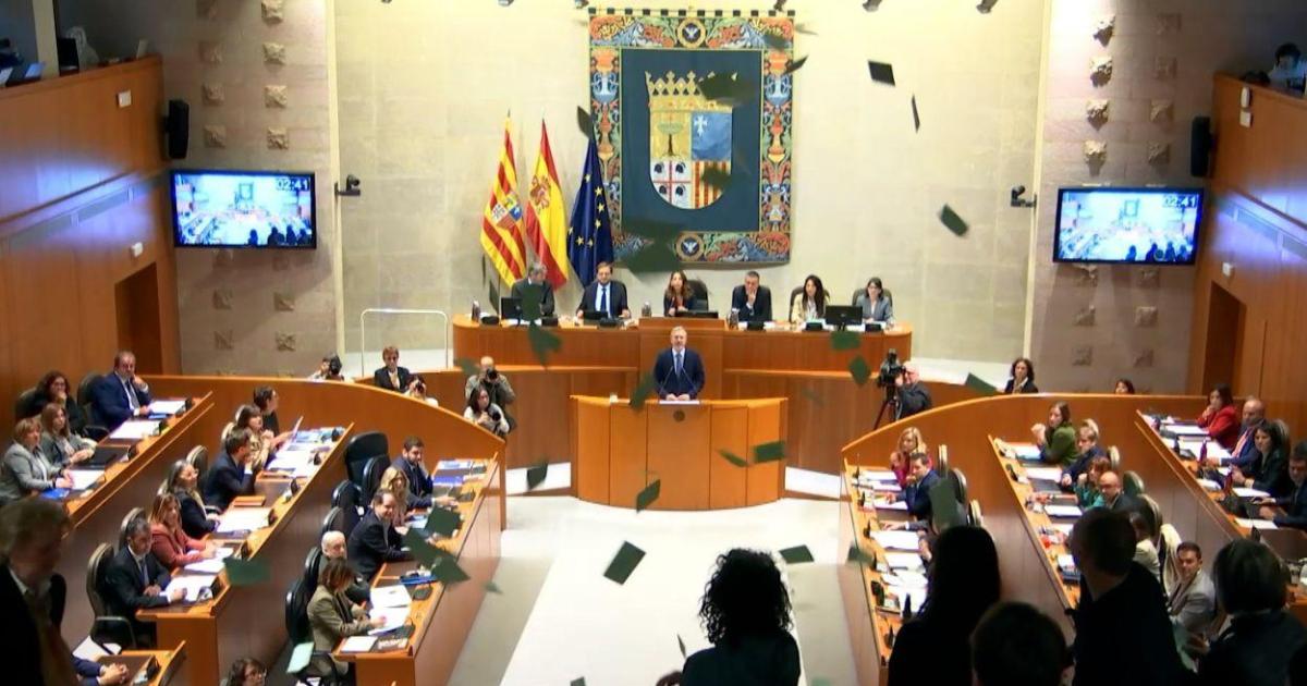 Una protesta con panfletos contra la concertación del Bachillerato en Aragón corta la comparecencia de Azcón