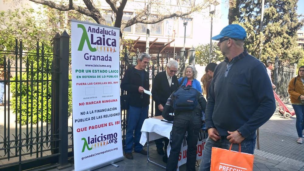 Mesa de Granada Laica para pedir la supresión de las dos casillas del IRPF.