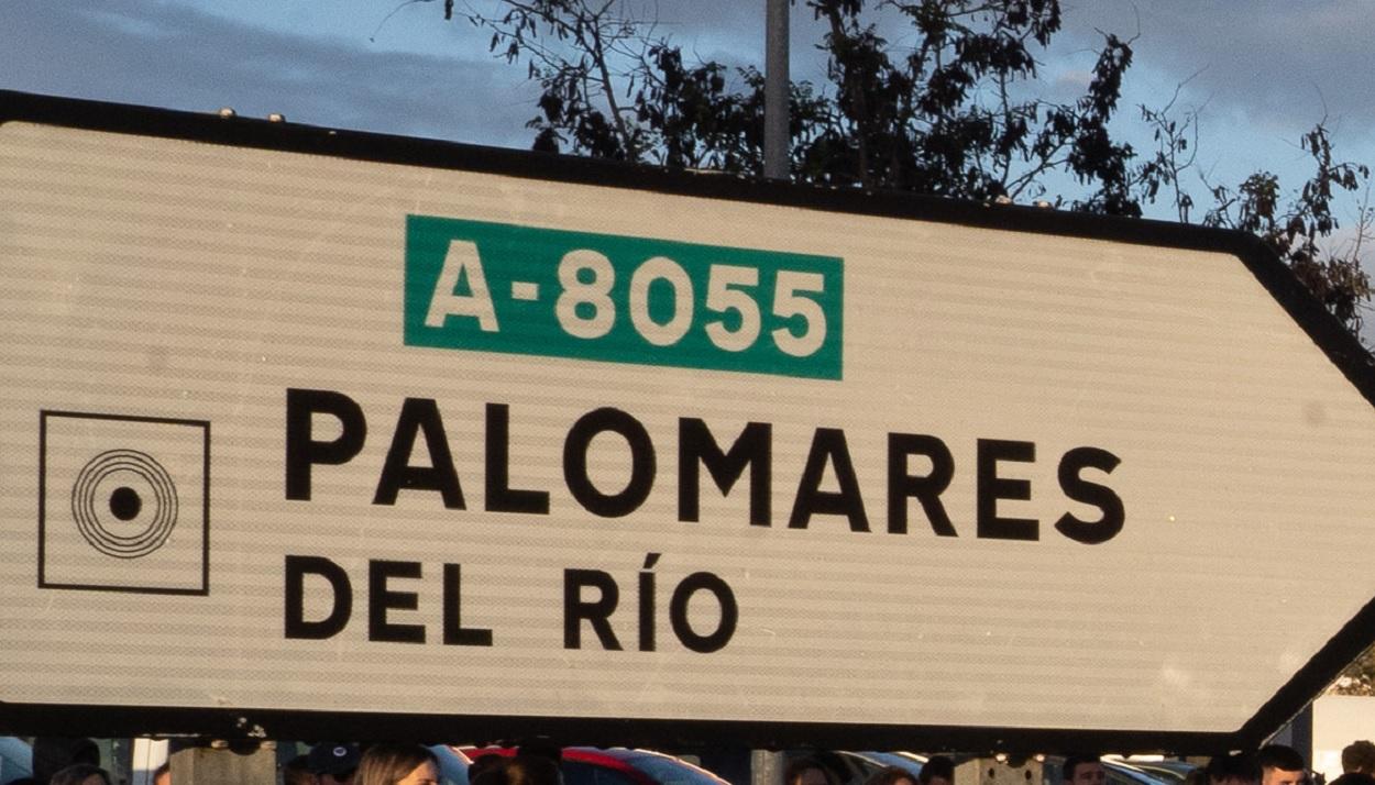 Cartel de carretera de Palomares del Río. EP