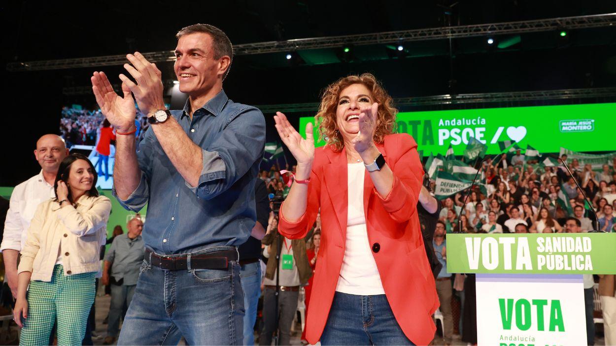 La secretaria general del PSOE-A y candidata a la Presidencia de la Junta, María Jesús Montero, junto al secretario general del PSOE y presidente del Gobierno, Pedro Sánchez, al inicio del acto de cierre de campaña / EP