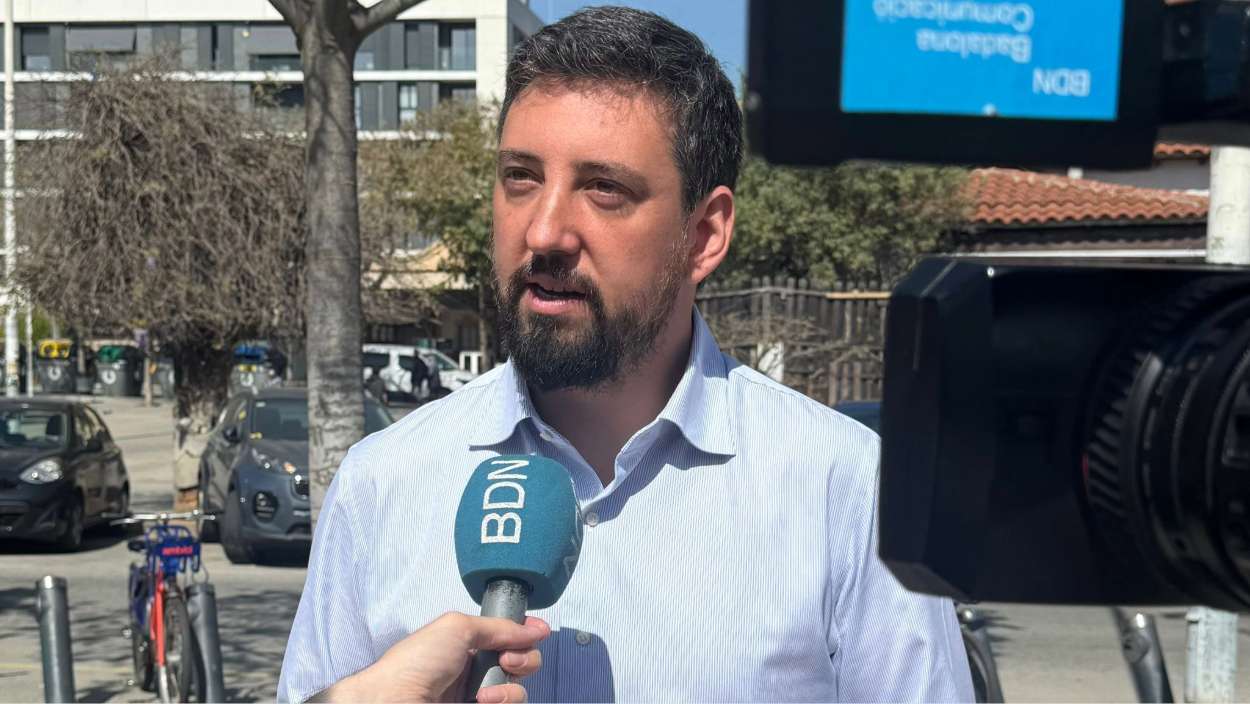 El presidente del grupo municipal del PSC de Badalona, Fernando Carrera