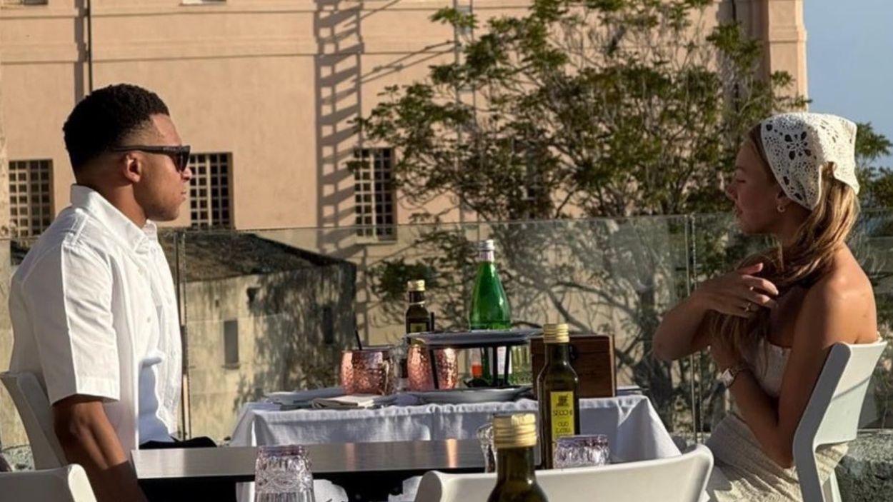 Kyliann Mbappé y Esther Expósito en Sicilia. 