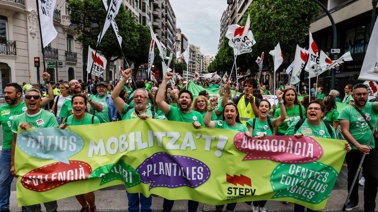 Miles de personas protestan durante una nueva manifestación por la huelga indefinida en la educación pública . EP.