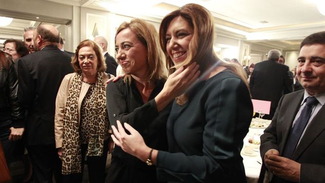 La exministra fallecida, Carme Chacón, con Susana aDíaz en una imagen de archivo.