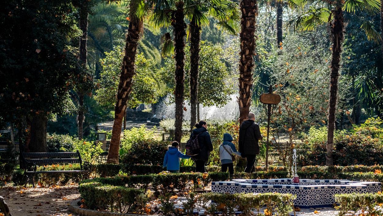 Personas en el Parque de María Luisa, en Sevilla. EP