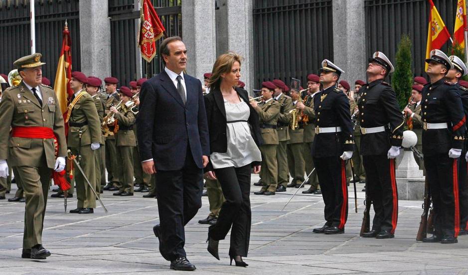 Carme Chacón pasa revista a las tropas junto a José Antonio Alonso. 