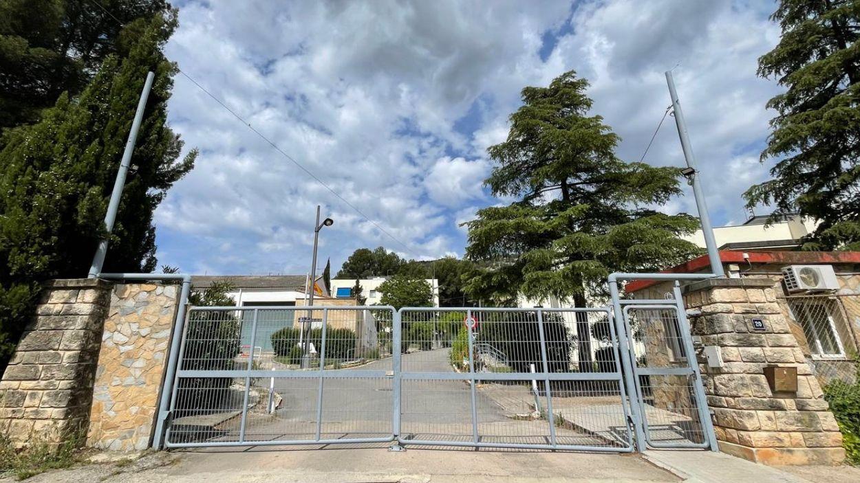 Acceso a la antigua Colonia de Aviación en Alcoy (Alicante). Imagen propia.