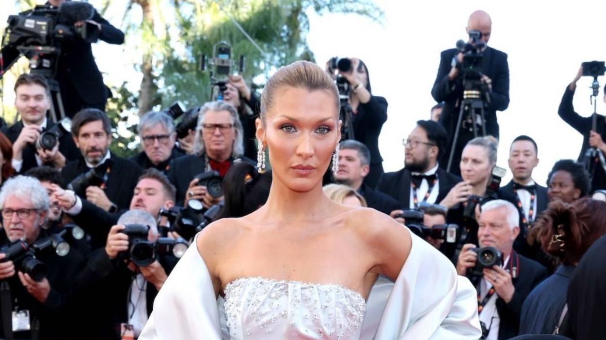 Bella Hadid durante su aparición en Cannes / Amy Sussman - Getty Images