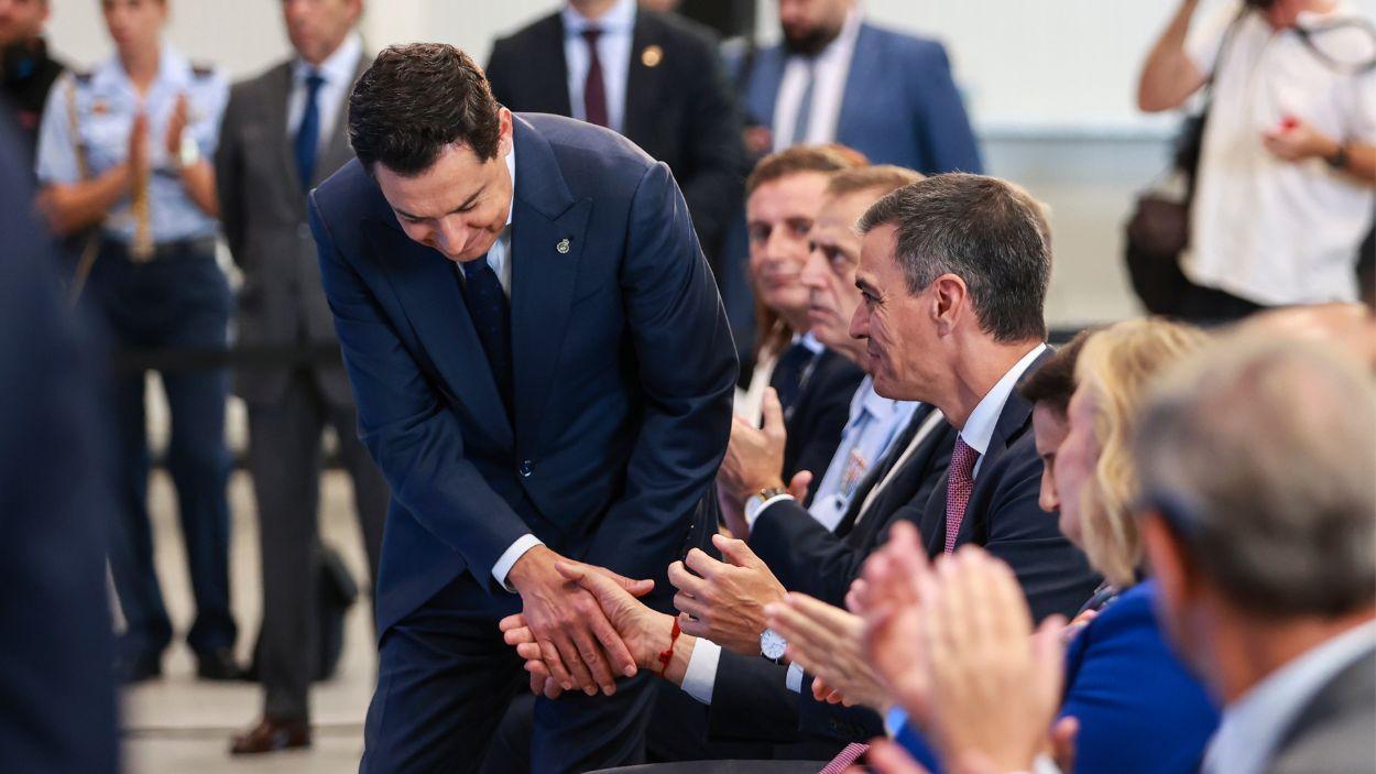 El presidente del Gobierno, Pedro Sánchez, (d) junto con el presidente de la Junta de Andalucía, Juan Manuel Moreno Bonilla, (i) durante el acto de inauguración del Centro de Ensayos de Sistemas Aéreos no Tripulados en Moguer. EP