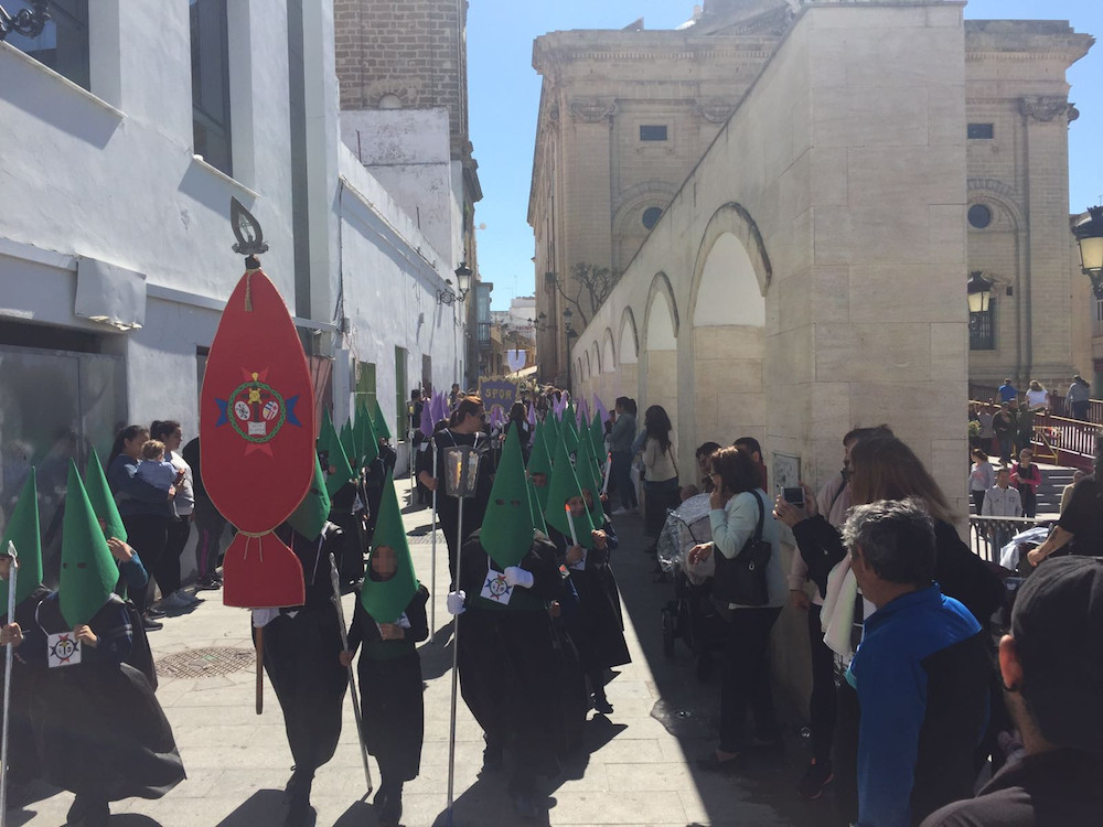 Escolares en una procesión de Semana Santa.