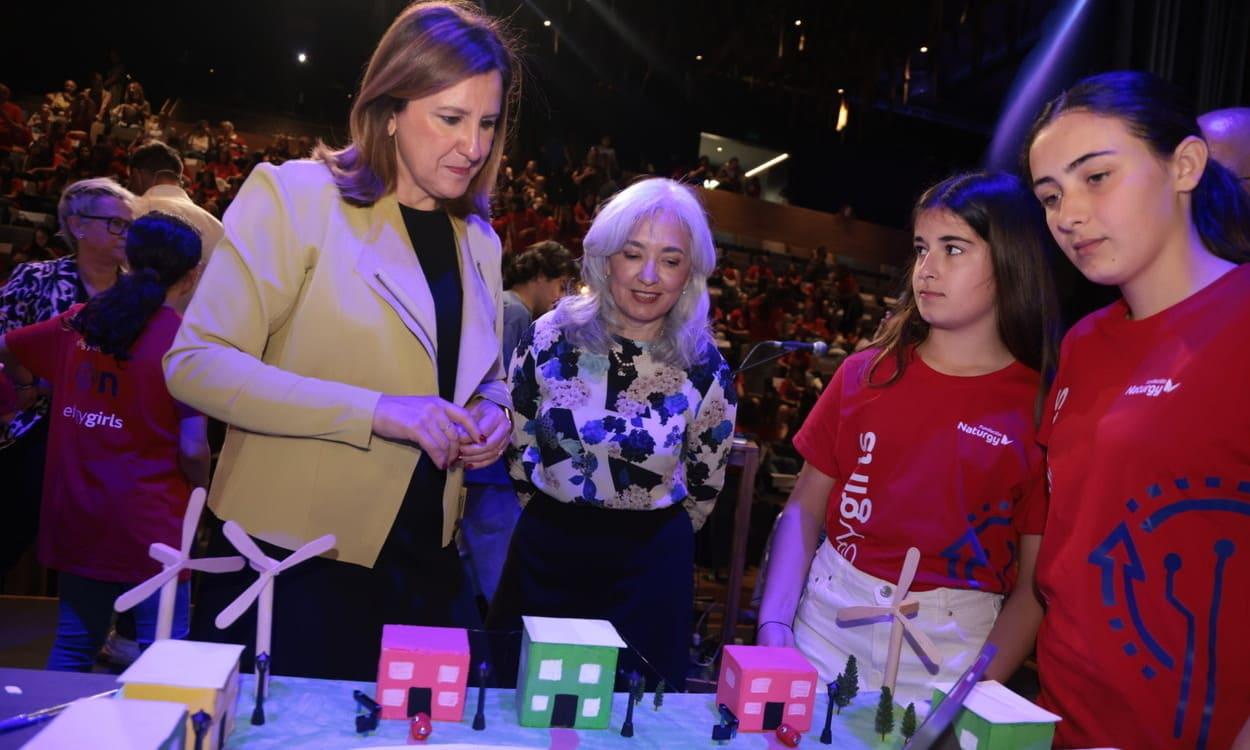 María José Catalá y María Eugenia Coronado observan uno de los proyectos sobre sostenibilidad desarrollados por las alumnas participantes en Efigy Girls. FUNDACIÓN NATURGY