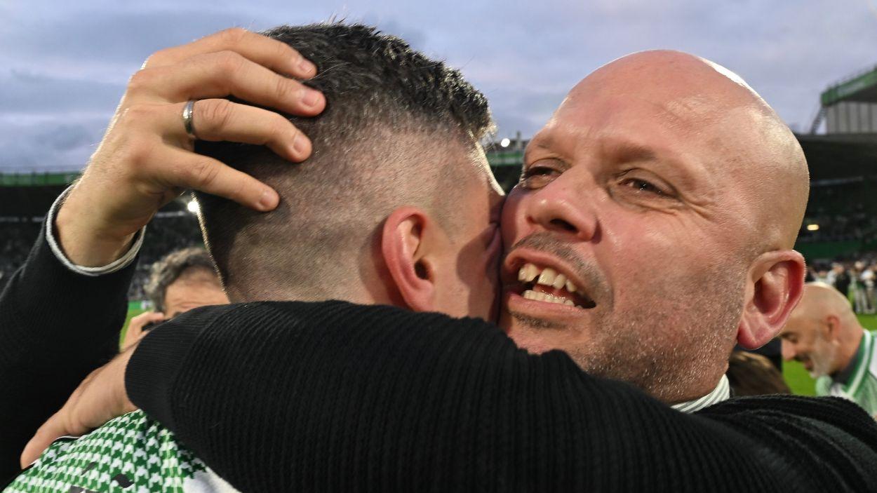 El entrenador José Alberto López (d), y el futbolista Íñigo Sainz Maza (i) del Racing de Santander celebran su subida a Primera División de LaLiga, en el estadio de El Sardinero, a 16 de mayo de 2