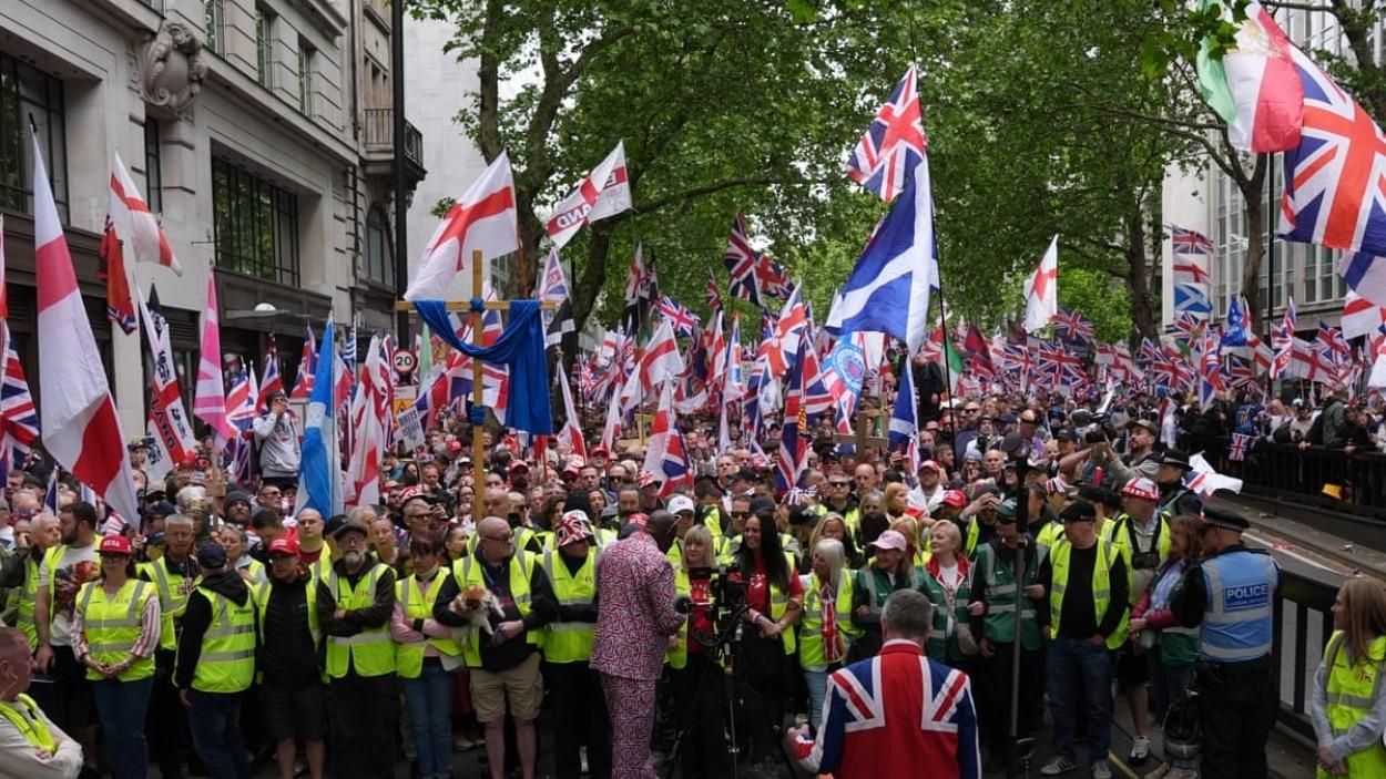 Londres, 16 de mayo de 2026: Led By Donkeys intervino la marcha Unite the Kingdom con mensajes a favor de la inmigración