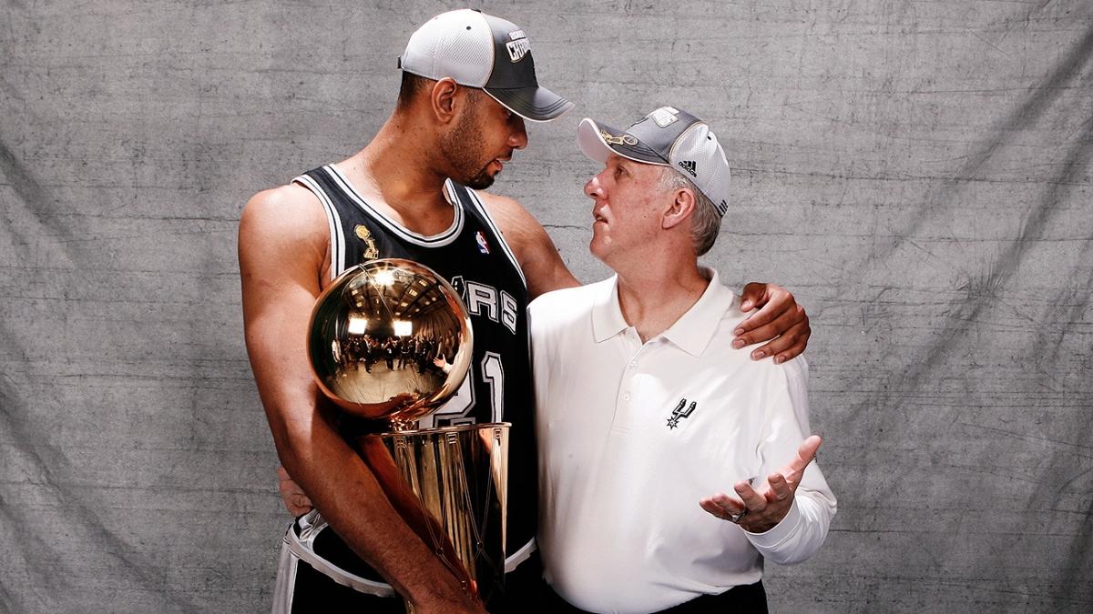 Tim Duncan junto a Greg Popovich celebrando el título| NBA
