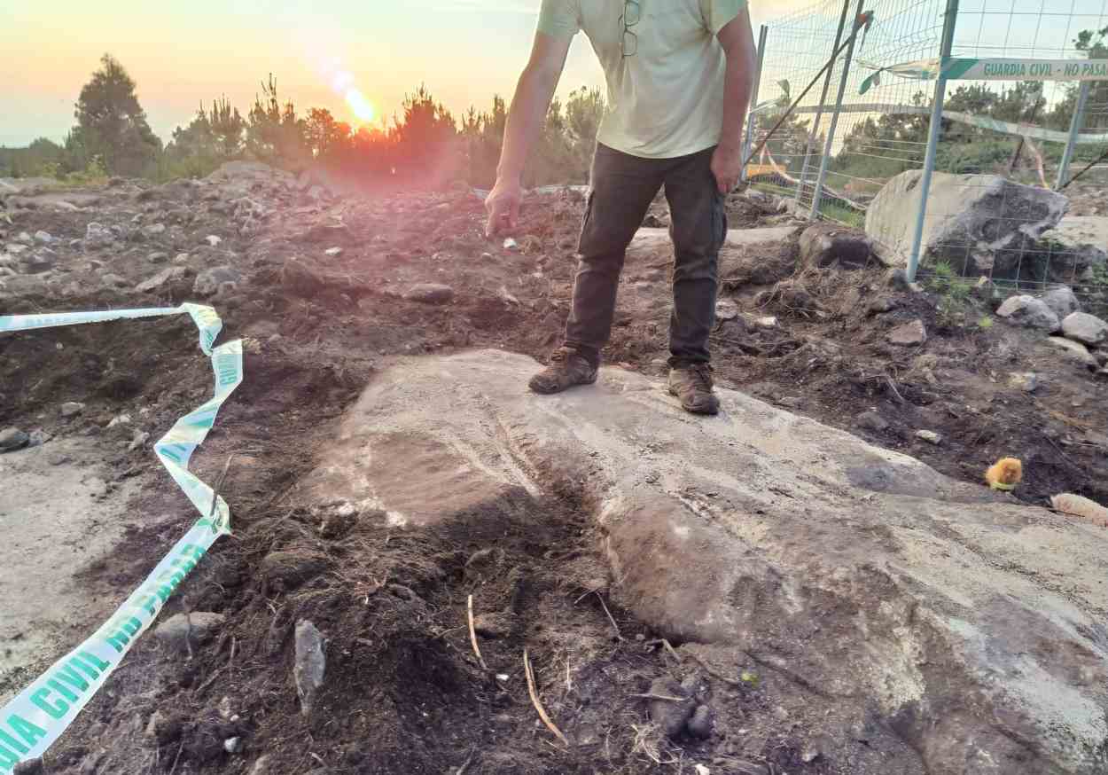 Imagen de uno de los petroglifos que han salido a la luz en las obras de este parque eólico de Acibal (Foto: Adega).