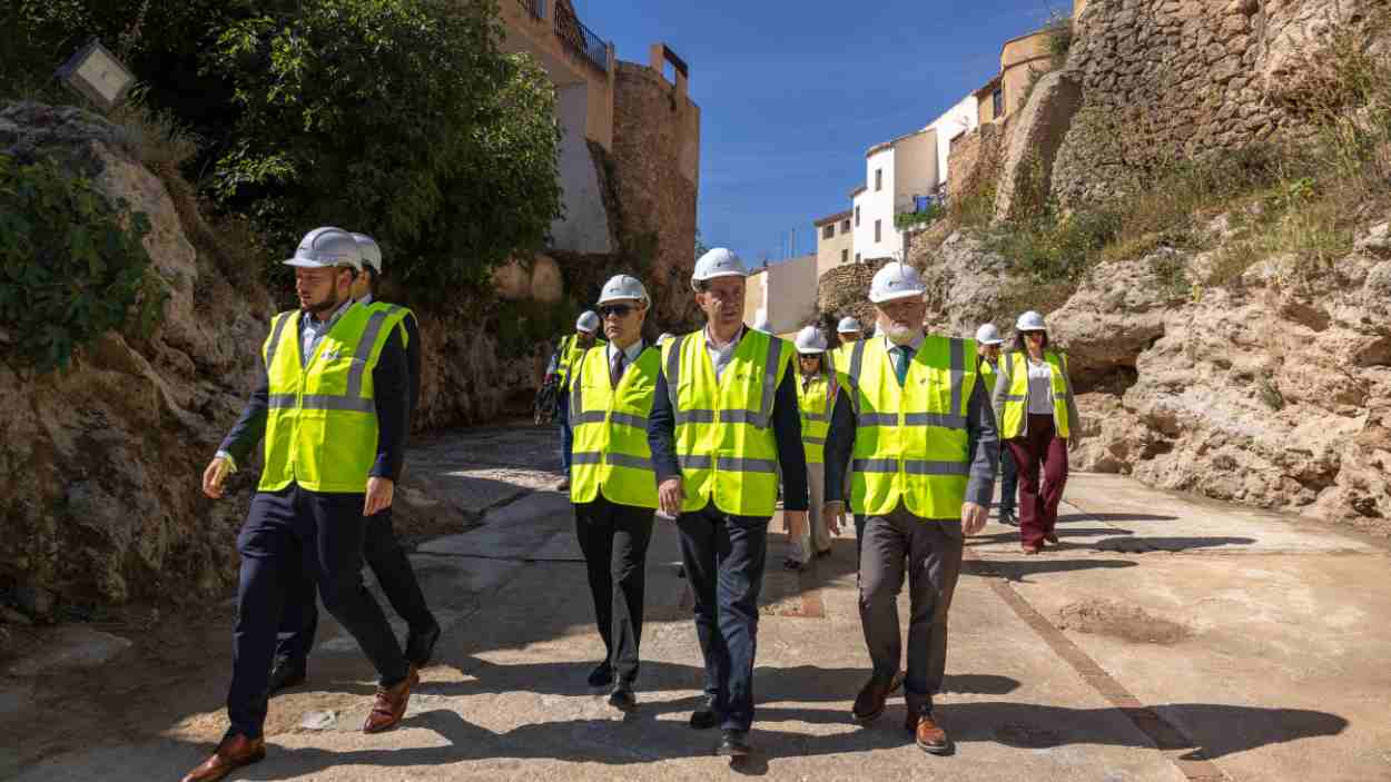 El presidente de Castilla-La Mancha, junto a otros representantes institucionales, visita Letur. JCCM.