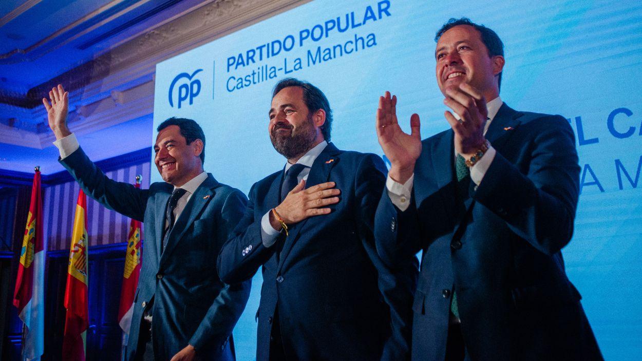 De izquierda a derecha el presidente de la Junta de Andalucía, Juanma Moreno Bonilla; el presidente del PP de Castilla La Mancha, Paco Núñez; y el alcalde de Toledo, Carlos Velázquez. EP.