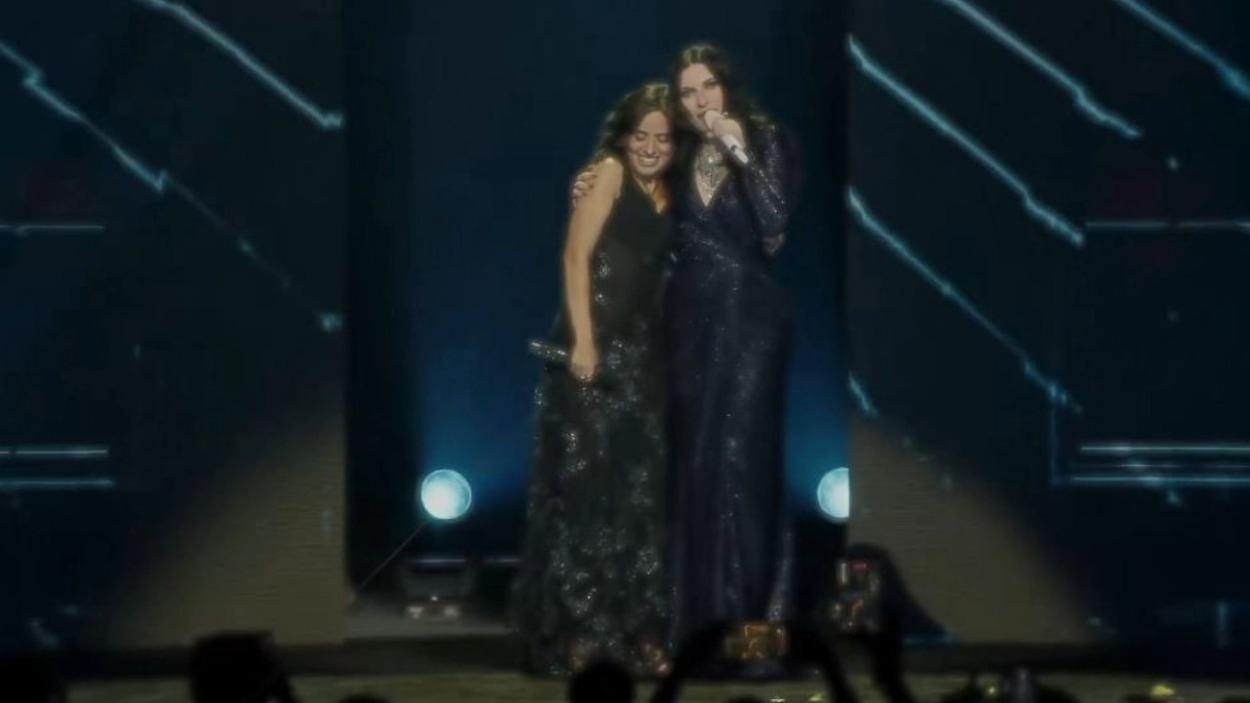 Camila Cabello y Laura Pausini durante su presentación en Miami cantando 'Viveme' 