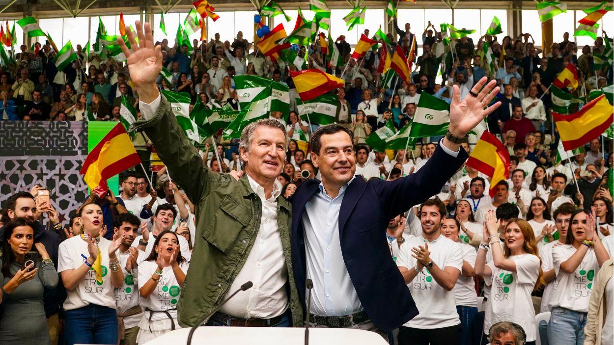 El presidente del PP de Andalucía y candidato a la reelección de la Presidencia de la Junta, Juanma Moreno, (d) y el presidente del Partido Popular, Alberto Núñez Feijóo, (i) durante un acto de campaña. EP.