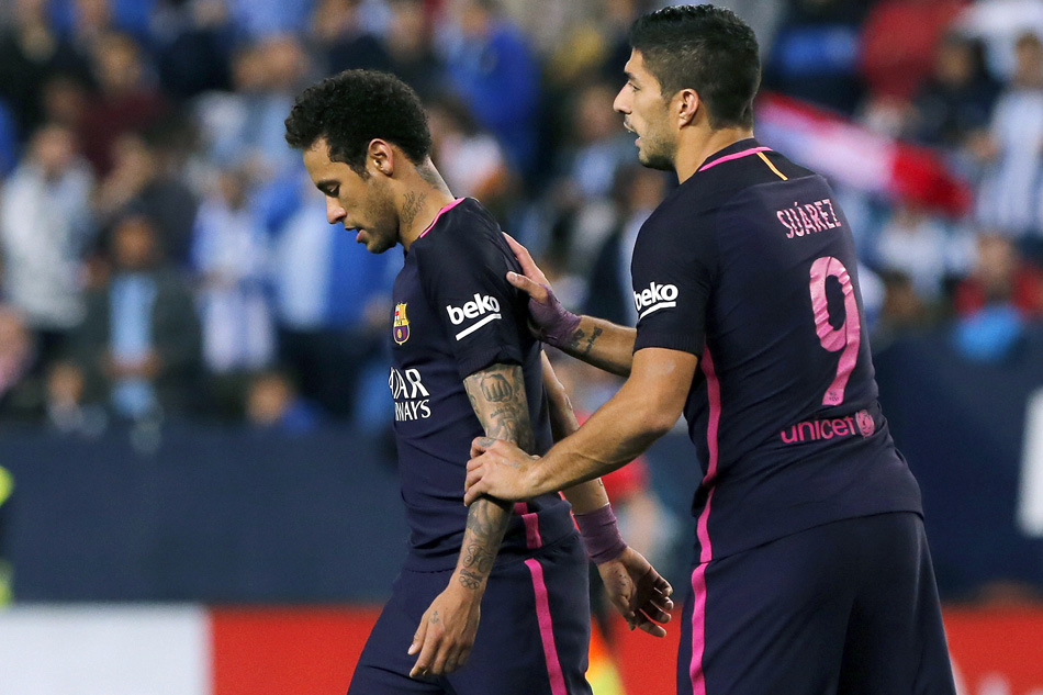 El delantero brasileño del FC Barcelona Neymar da Silva (i), junto al uruguayo Luis Suárez. 