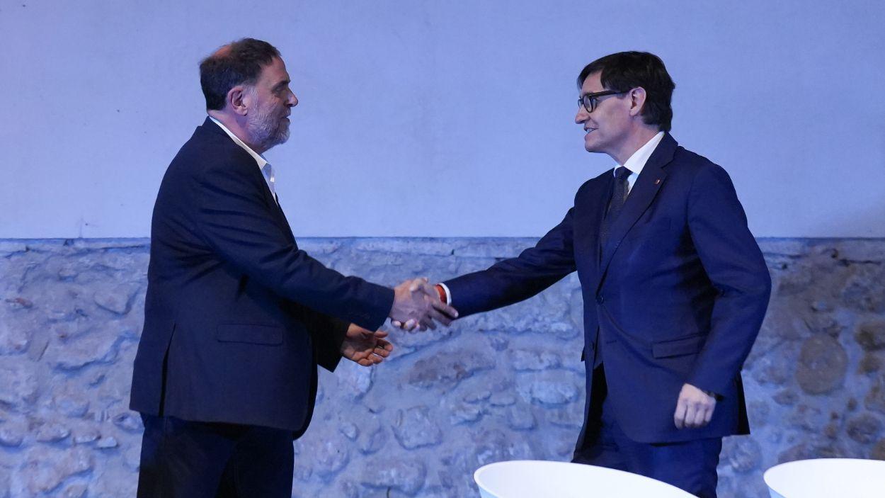 El presidente de la Generalitat, Salvador Illa, y el líder de ERC, Oriol Junqueras, en el acto de presentación de la Línea Orbital Ferroviaria, en Sant Adurní d'Anoia, a 18 de mayo de 2026. EP