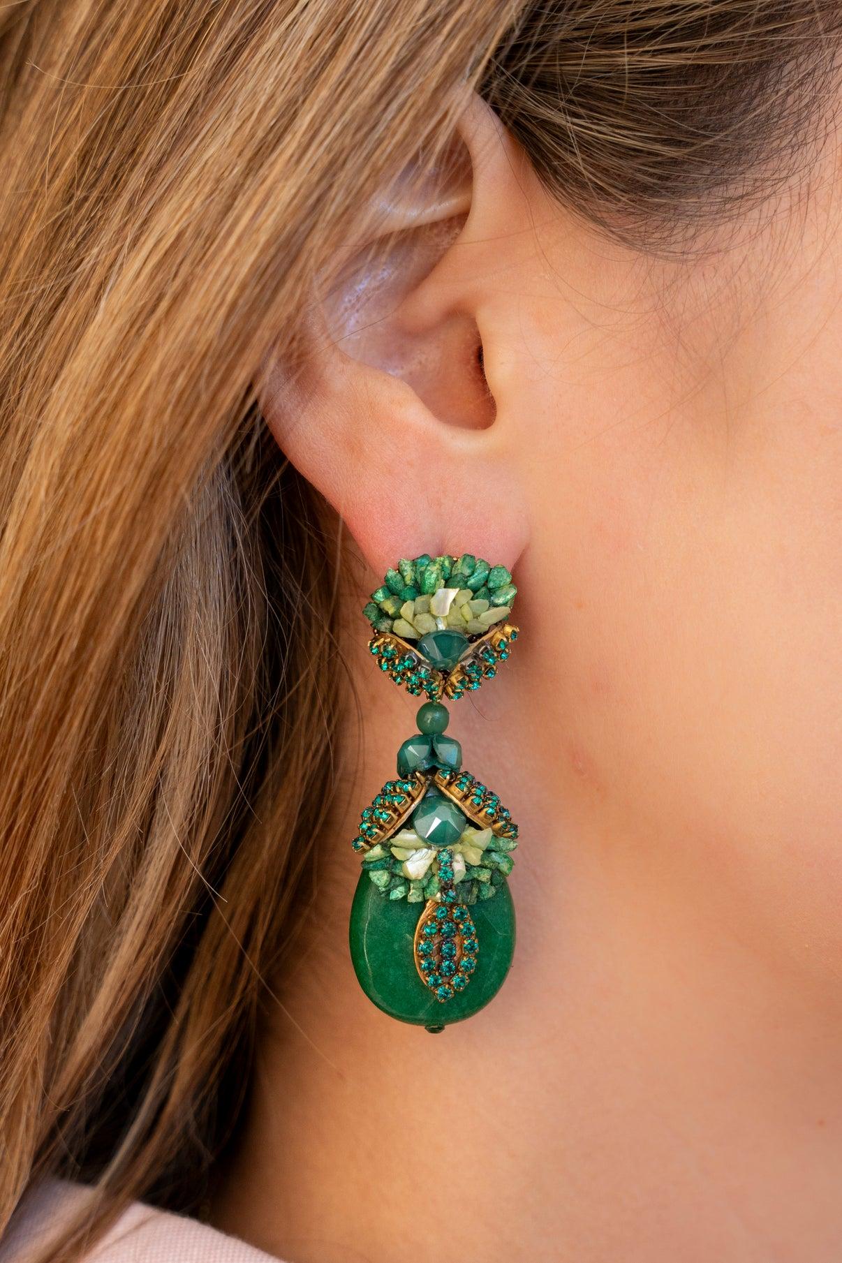 Pendientes ovalados en forma de lágrima con diamantes de imitación y nácar en color verde esmeralda.