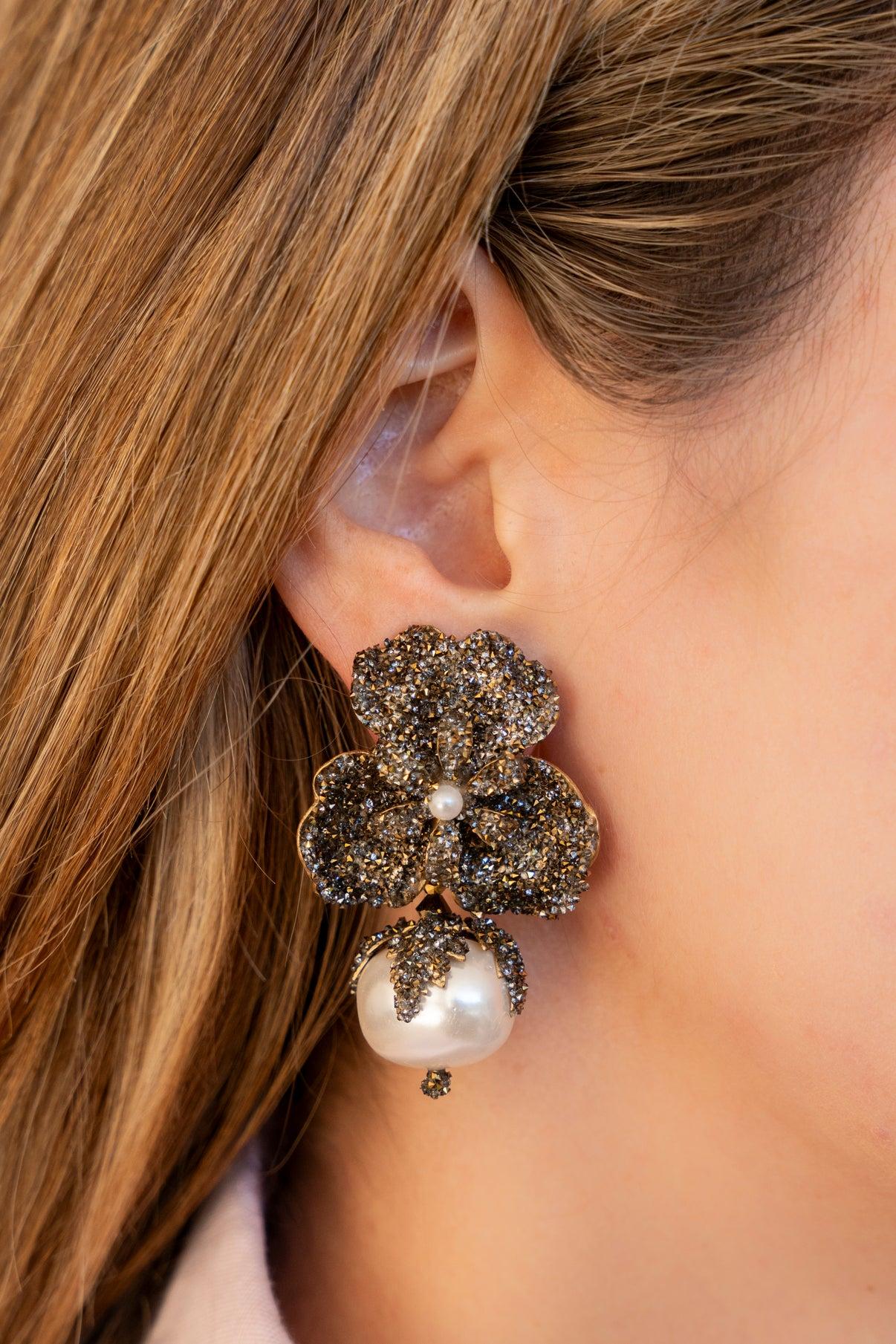 Pendientes de perlas y flores de cristal Swarovski en oro y plata.