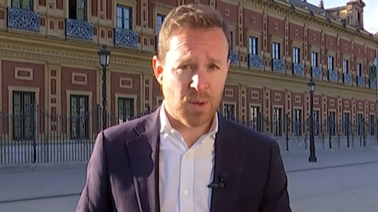 Rafa Vega en un directo para Canal Sur desde el Palacio de San Telmo, sede de la presidencia de la Junta de Andalucía
