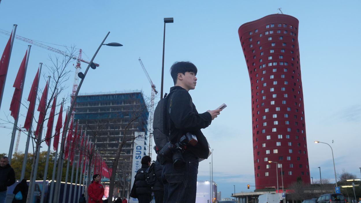 Una persona durante la primera jornada del Mobile World Congress Barcelona. EP.