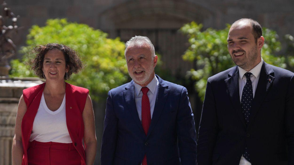 El ministro de Política Territorial, Ángel Víctor Torres; el conseller de la Presidencia, Albert Dalmau; y la consellera de Economía y Finanzas, Alícia Romero, en el Palau de la Generalitat, a 14 de julio de 2025. EP