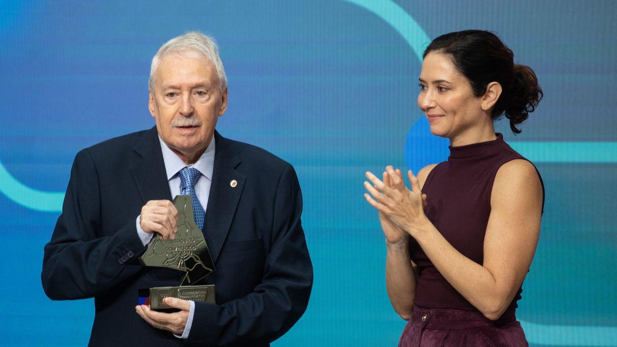 El expresidente de la Comunidad de Madrid Joaquín Leguina y la actual presidenta, Isabel Díaz Ayuso. EP