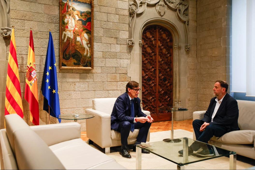 El presidente de la Generalitat, Salvador Illa, y el presidente de ERC, Oriol Junqueras, se reúnen en el Palau de la Generalitat previamente a la firma del acuerdo presupuestario, a 19 de mayo de 2026. Kike Rincón / EP