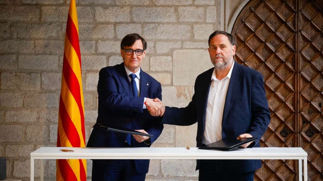 El presidente de la Generalitat, Salvador Illa, y el presidente de ERC, Oriol Junqueras, firman el acuerdo presupuestario en el Palau de la Generalitat, a 19 de mayo de 2026. Kike Rincón / EP