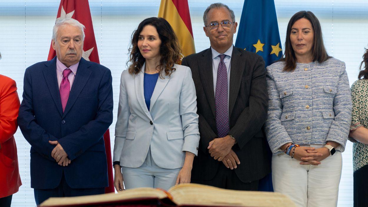 El presidente de la Cámara de Cuentas, Joaquín Leguina, la presidenta de la Comunidad de Madrid, Isabel Díaz Ayuso, y el presidente de la Asamblea de Madrid, Enrique Ossorio, durante la toma de posesión del presidente de la Cámara de Cuentas, Joaquín Leguina, en la Asamblea de Madrid. EP