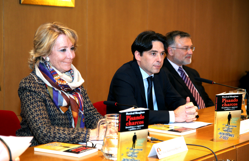 Imagen de archivo de Pércival Manglano (en el centro) junto a Esperanza Aguirre en la presentación de un libro