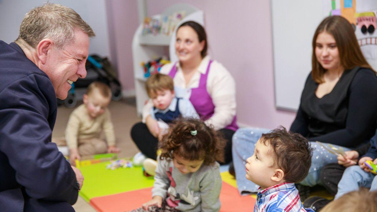 El presidente de Castilla La Mancha, Emiliano García Page, durante la inauguración de una escuela infantil en El Real de San Vicente. JCCM.