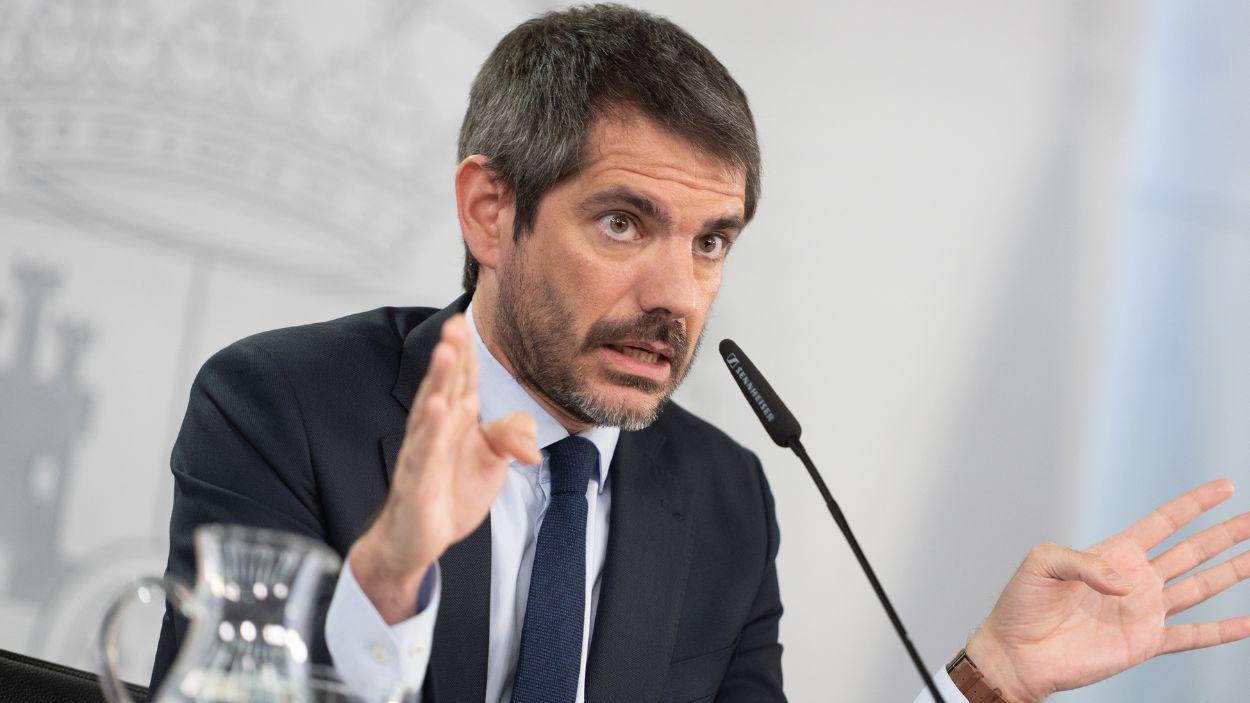 El ministro de Cultura, Ernest Urtasun, interviene durante la rueda de prensa posterior al Consejo de Ministros, a 19 de mayo de 2026, en Madrid (España).