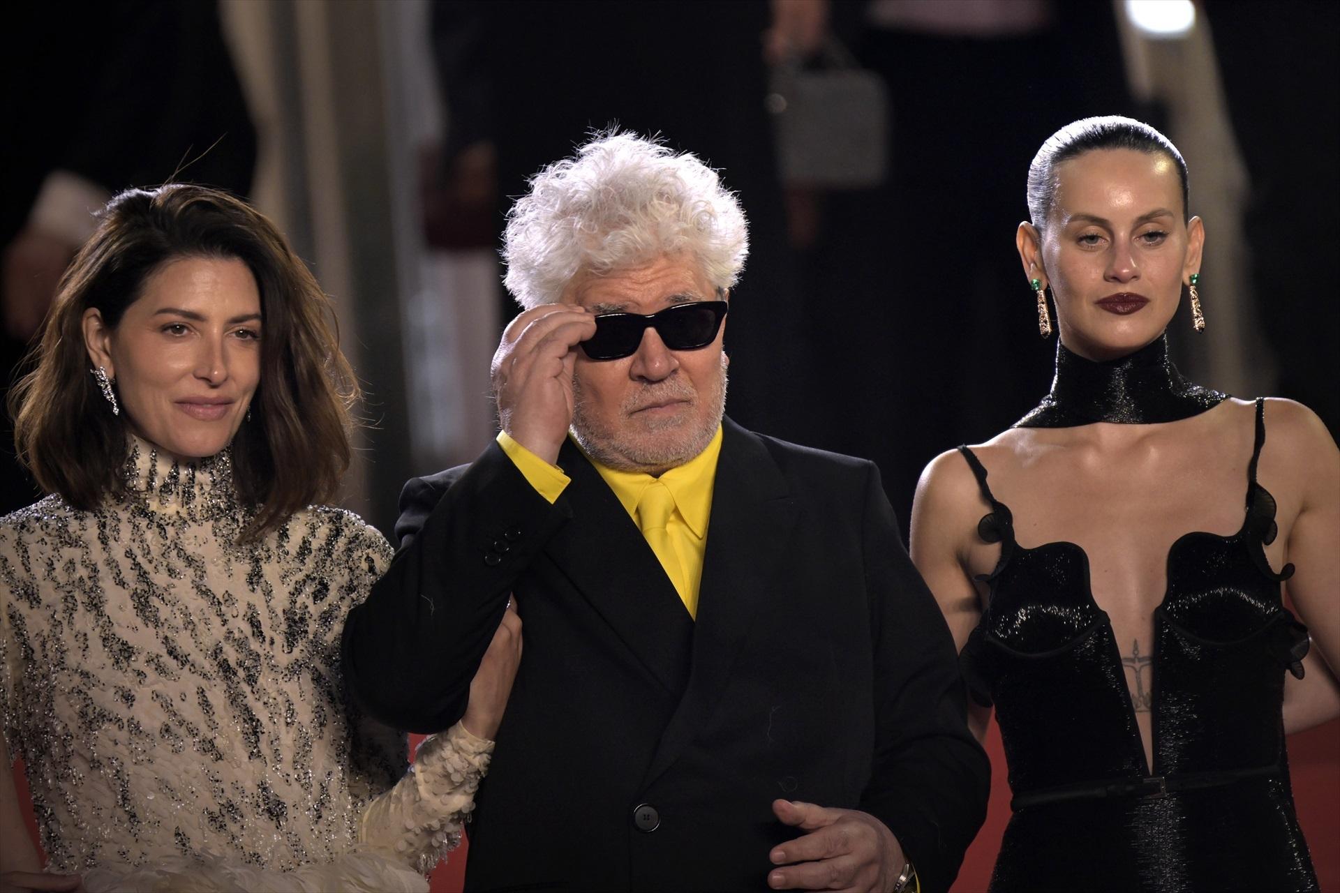 (I-D) La actriz Bárbara Lennie; el director Pedro Almodóvar y la actriz Milena Smit, durante la presentación de la película ‘Amarga Navidad’ en el Festival de Cannes 2026 - Rocco Spaziani / Europa Press