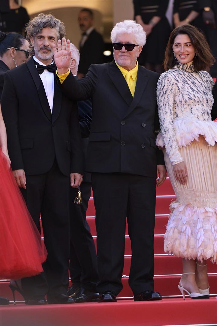 Pedro Almodóvar junto a Leonardo Sbaraglia y Barbara Lennie en el Festival de Cannes 2026